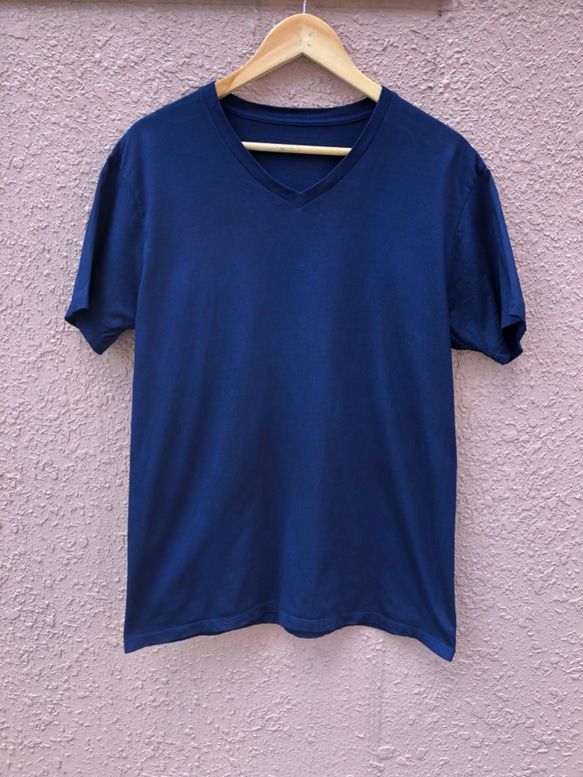 オールシーズンに活躍！藍染めVネックTシャツ XLサイズ 勝ち色ソリッド 男女兼用『一点物』 4枚目の画像