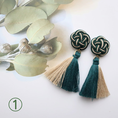 緑とベージュ 水引の和風なお花とタッセルと○のピアス イヤリング