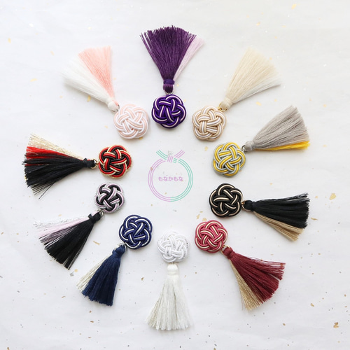 緑とベージュ 水引の和風なお花とタッセルと○のピアス イヤリング