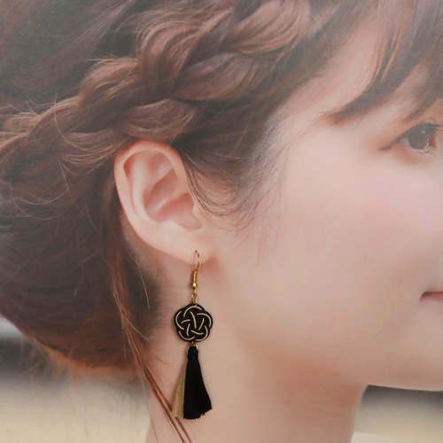 黒とベージュ 水引の和風なお花とタッセルと○のピアス 黒とベージュ 水引の和風なお花とタッセルと○のピアス