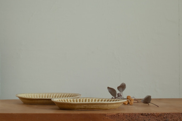 楕円しのぎ皿　黄瀬戸釉 2枚目の画像
