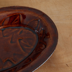 葉っぱ柄楕円皿　飴釉 4枚目の画像