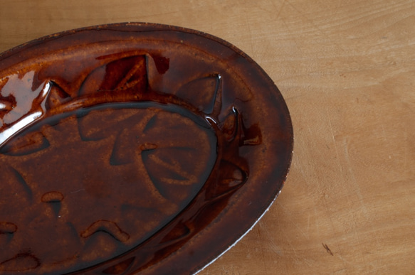 葉っぱ柄楕円皿　飴釉 4枚目の画像