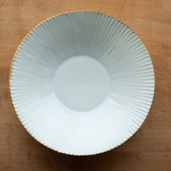 細いしのぎの白大鉢（金ふち）直径約21cm 1枚目の画像
