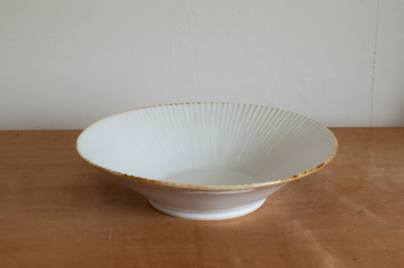 細いしのぎの白大鉢（金ふち）直径約21cm 2枚目の画像