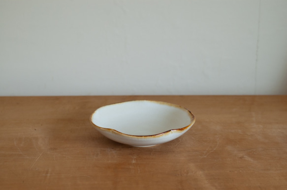 白梅型小皿（金ふち） 2枚目の画像
