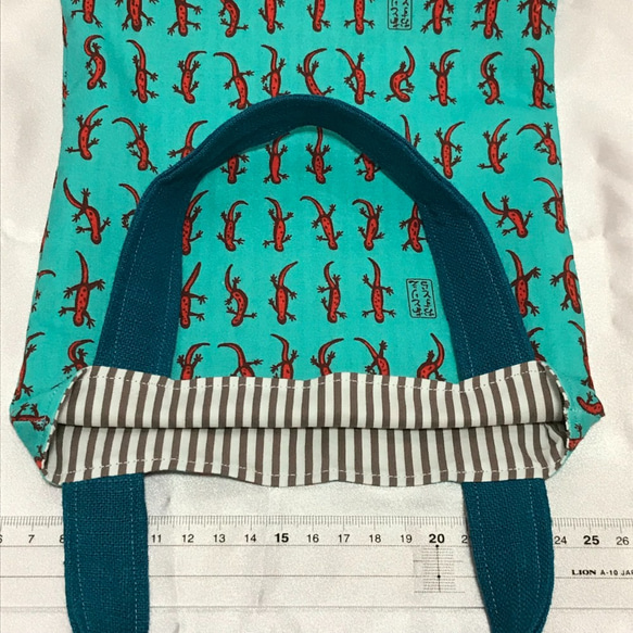 【オリジナル生地】アカハライモリのミニ手提げバッグ 2枚目の画像