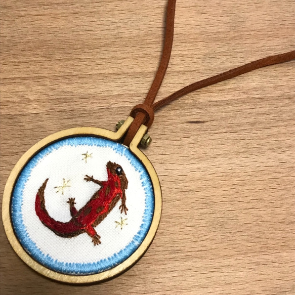 アカハライモリのミニ刺繍ペンダントトップ（001） 1枚目の画像