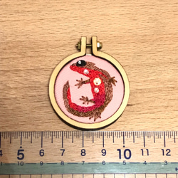 アカハライモリのミニ刺繍ペンダントトップ（003） 2枚目の画像