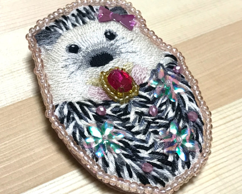 こり 紫陽花 ハリネズミ ビーズ 刺繍 ブローチ ハンドメイド 宝石ハリネズミのビーズ刺繍ブローチ（017） ブローチ Atelie