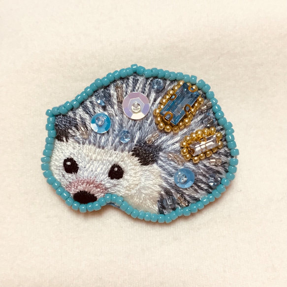 キラキラハリネズミのビーズ刺繍ブローチ（022） ブローチ Atelie
