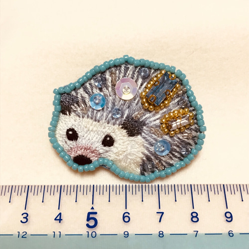 キラキラハリネズミのビーズ刺繍ブローチ（022） ブローチ Atelie