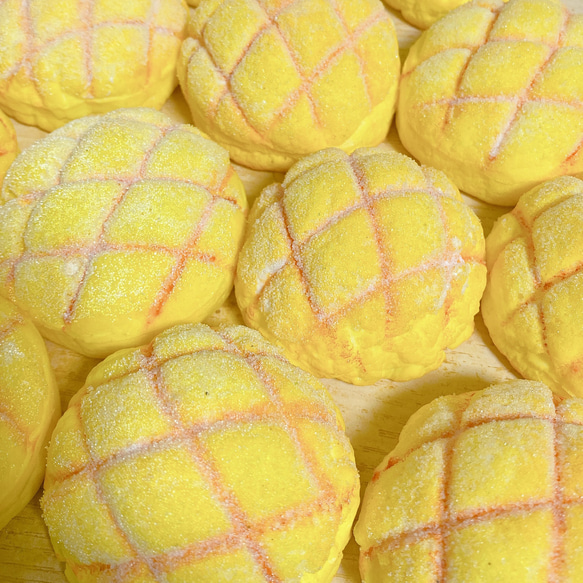 本物そっくり！】手乗りメロンパン【スクイーズ】 携帯ストラップ のん