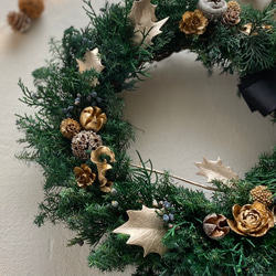 ヒイラギと針葉樹のリース　〜ゴールドの木の実〜　プリザーブドフラワーのクリスマスリース 2枚目の画像