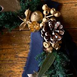 針葉樹とユーカリのクリスマスリース　〜シンプルシックなクリスマスリース〜　　プリザーブドフラワーのクリスマスリース 2枚目の画像