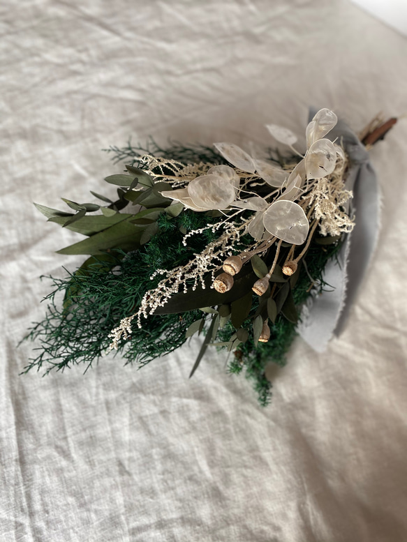 ルナリアのスワッグ　〜ユーカリとエバーグリーン（プリザーブドフラワー）〜　針葉樹の冬のスワッグ 5枚目の画像