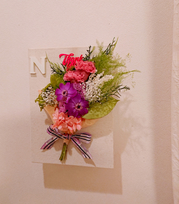 【あと1点】カーネーションの花束フラワーボード♪お母さまのイニシャル付！母の日フラワーギフト・スワッグ・ブーケ 5枚目の画像