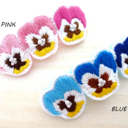 【再販】ビオラのバレッタ（PINK or BLUE）◆花　植物　刺繍　ビーズ　パール　ヘアアクセサリー　髪留め 2枚目の画像