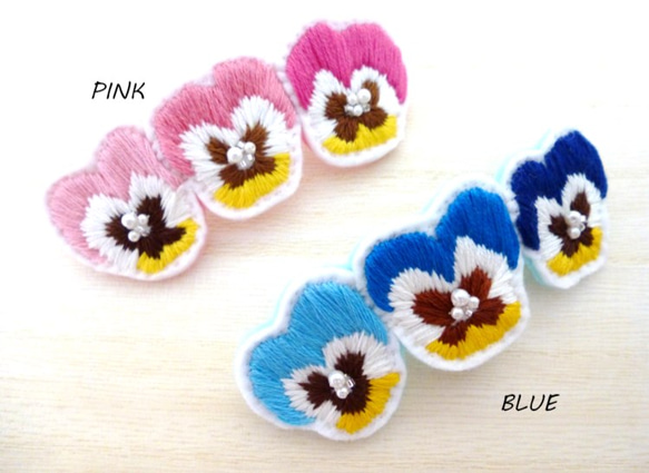 【再販】ビオラのバレッタ（PINK or BLUE）◆花　植物　刺繍　ビーズ　パール　ヘアアクセサリー　髪留め 2枚目の画像