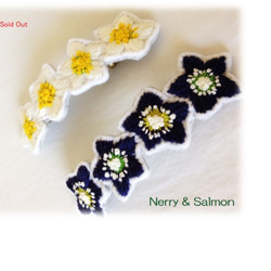 クリスマスローズのバレッタ（ﾎﾜｲﾄorﾌﾞﾙｰﾌﾞﾗｯｸ）◆花　植物　刺繍　へアアクセサリー　髪留め 1枚目の画像