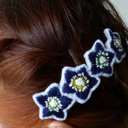 クリスマスローズのバレッタ（ﾎﾜｲﾄorﾌﾞﾙｰﾌﾞﾗｯｸ）◆花　植物　刺繍　へアアクセサリー　髪留め 4枚目の画像