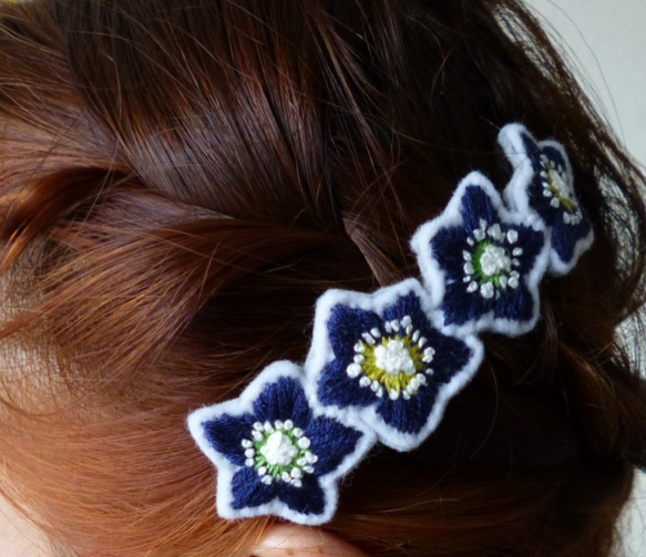 クリスマスローズのバレッタ（ﾎﾜｲﾄorﾌﾞﾙｰﾌﾞﾗｯｸ）◆花　植物　刺繍　へアアクセサリー　髪留め 4枚目の画像