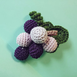 ブドウの手編みブローチ purple 1枚目の画像