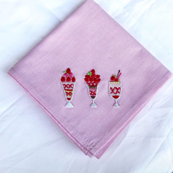 手刺繍入リネンスクエアミニマット【ねこといちごパフェ】 手刺繍入