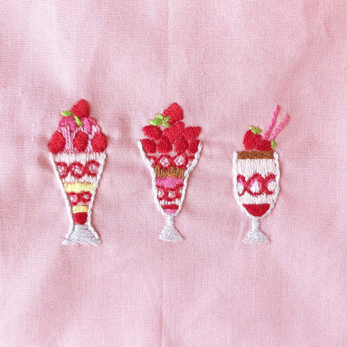 いちごパフェの手刺繍ハンカチ ハンカチ・手ぬぐい Lailani 通販