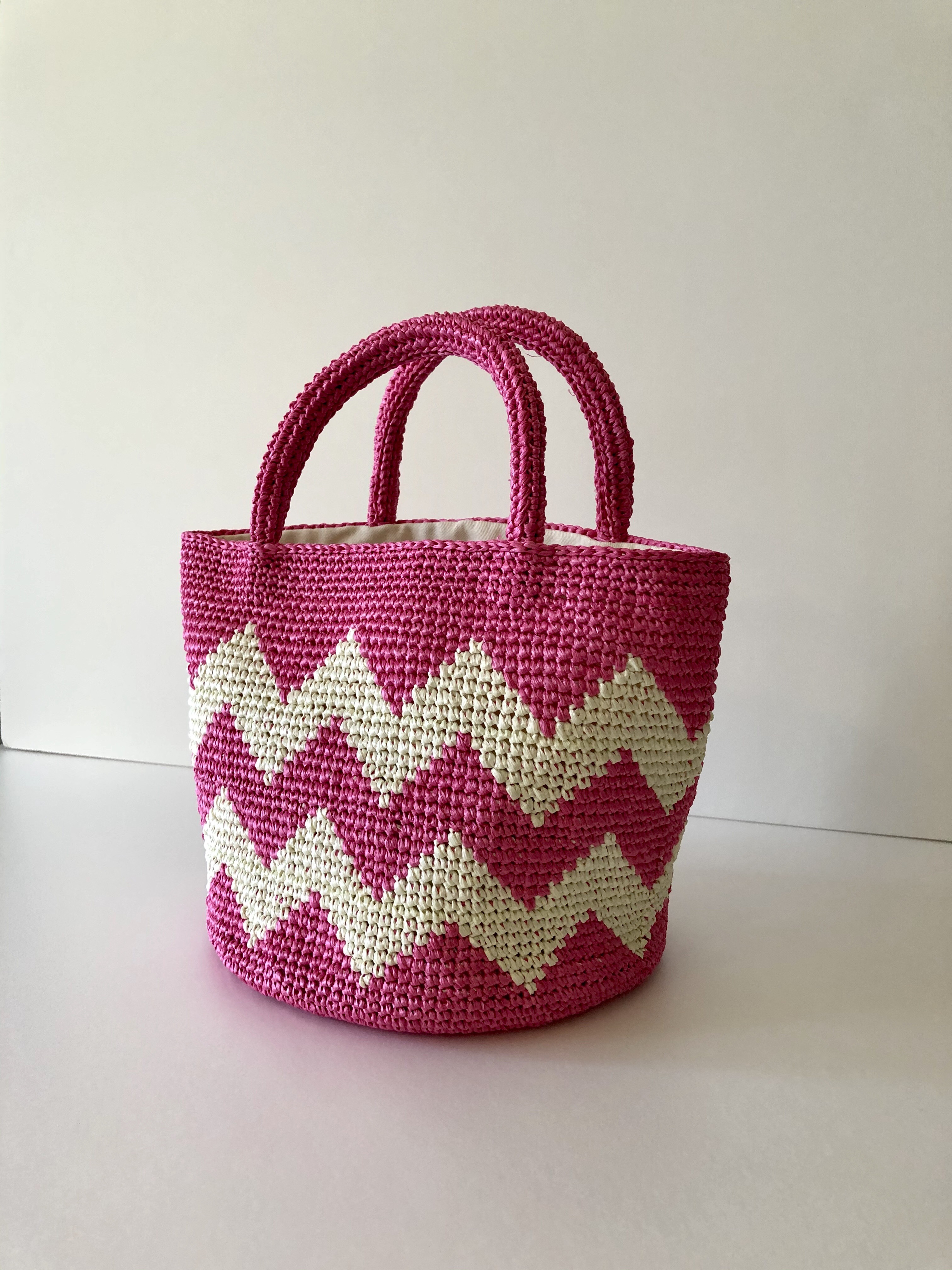 かごバッグ　シェブロン柄　ピンク×ホワイト