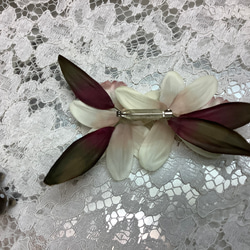 布花　蘭のコサージュ 2枚目の画像