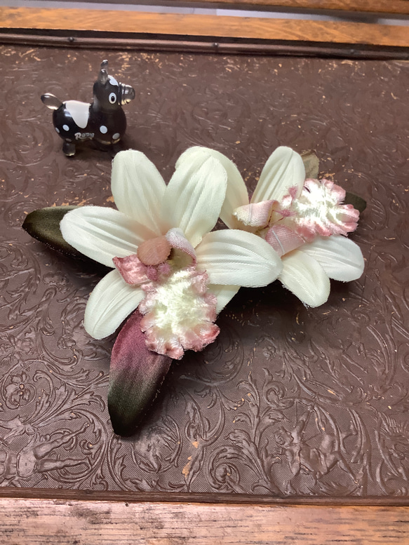 布花　蘭のコサージュ 5枚目の画像