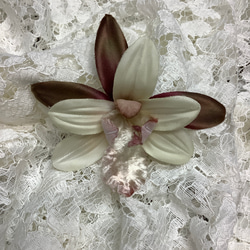 布花　蘭のブローチ 2枚目の画像