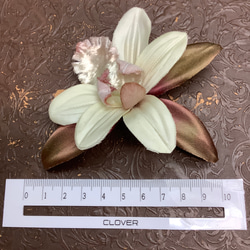 布花　蘭のブローチ 3枚目の画像