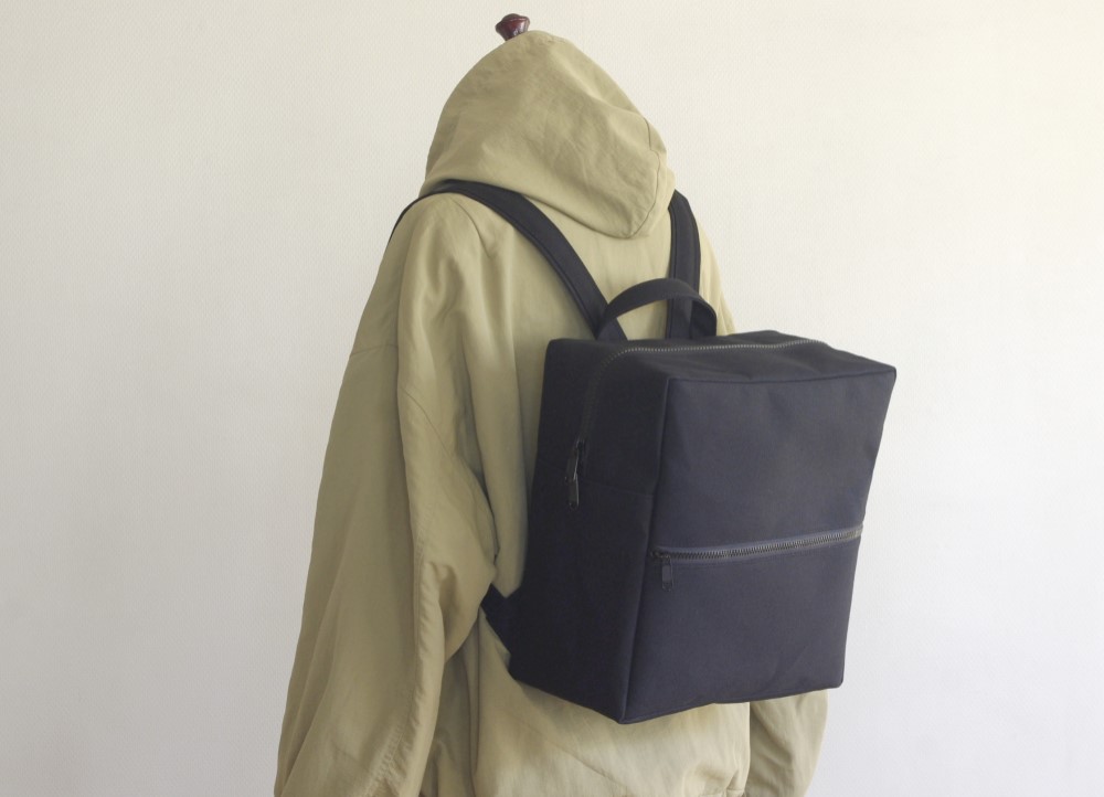 スクエアリュック 正方形 Mサイズ 黒 / 6号帆布