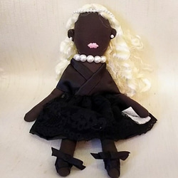 ブラックレース・サテンドレス人形 1枚目の画像