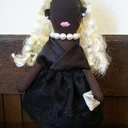 ブラックレース・サテンドレス人形 2枚目の画像
