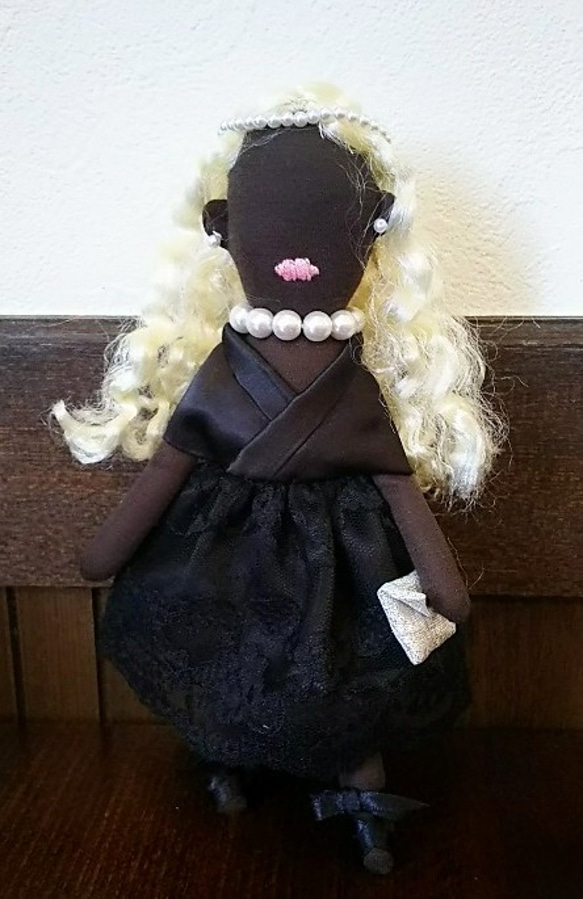 ブラックレース・サテンドレス人形 2枚目の画像