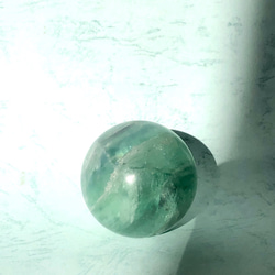 天然石　蛍(ほたる)石　球形 3枚目の画像