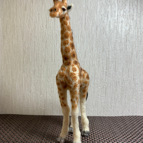 まつ毛が長いキリンちゃん 羊毛フェルト 梳い
