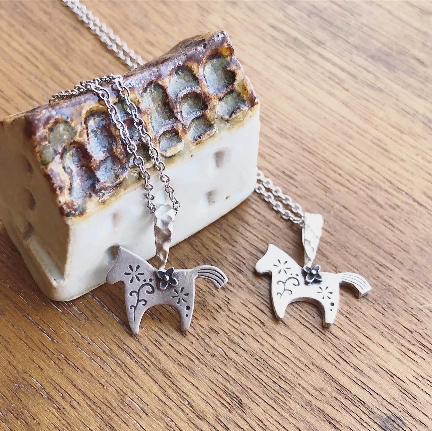 幸せ運ぶダーラナホース