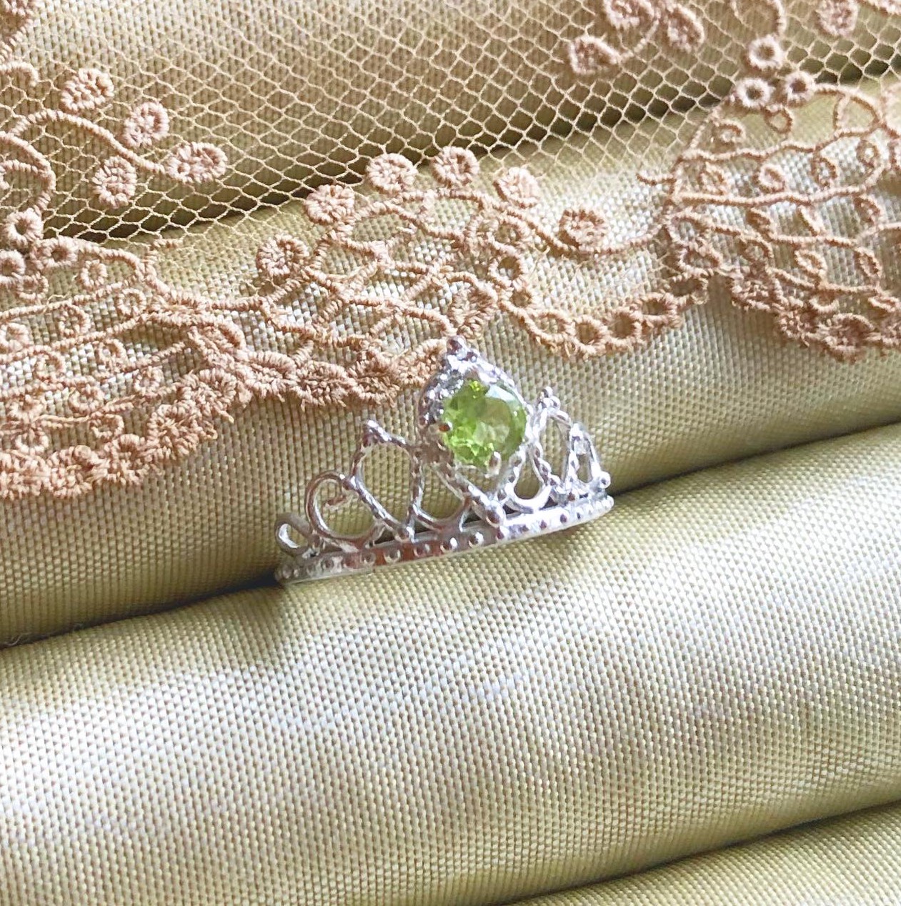 ペリドット ティアラのリング