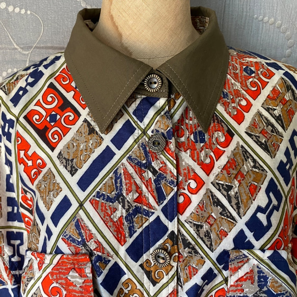 《一点物》エスニック柄のミリタリーシャツ  オーバーサイズ  ユニセックスデザイン 背中配色 8枚目の画像