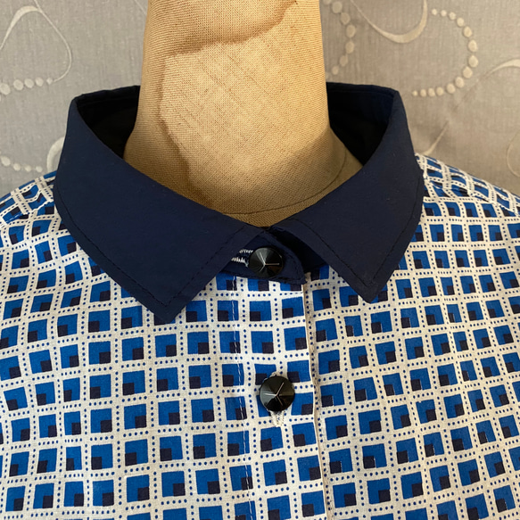 ダブルポケットのシャツブラウス ブルーのタイル柄 M〜L ゆったりサイズ ヴィンテージ生地使用 《一点物》 6枚目の画像