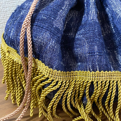 ヴィンテージシルク生地を使用した 丸巾着  紺 カラシ色のフリンジ 付き 3枚目の画像
