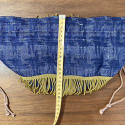ヴィンテージシルク生地を使用した 丸巾着  紺 カラシ色のフリンジ 付き 9枚目の画像
