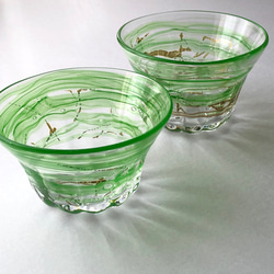 緑色のガラス皿 放射状模様 緑色のガラス皿 放射状模様 緑色のガラス皿 放射状模様