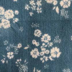 【送料無料】青地に白い花柄の6重ガーゼマスク・平面タイプ・ダブルガーゼ使用 2枚目の画像