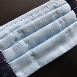【送料無料】紺地にスズラン刺繍柄とブルー地に波柄の6重ガーゼマスク・プリーツタイプ・ノーズワイヤー入・ダブルガーゼ使用 3枚目の画像