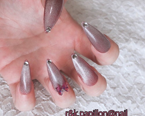 シルバーマグネット　ワンホンネイル　キルティング　ネイルチップ 現品販売】ホワイトシルバーキルティングネイルチップ | HerN